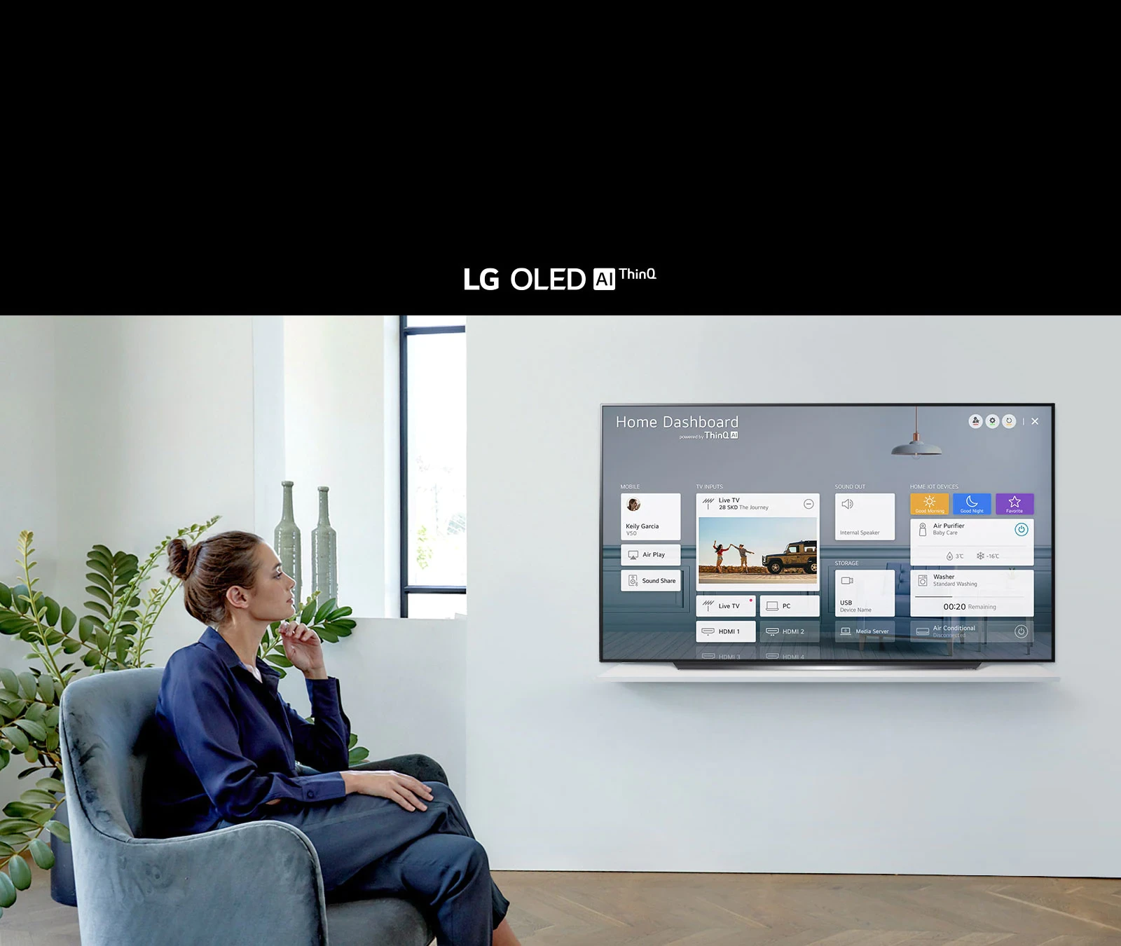 Femme assise sur une chaise dans le salon avec le tableau de bord sur l'écran du téléviseur