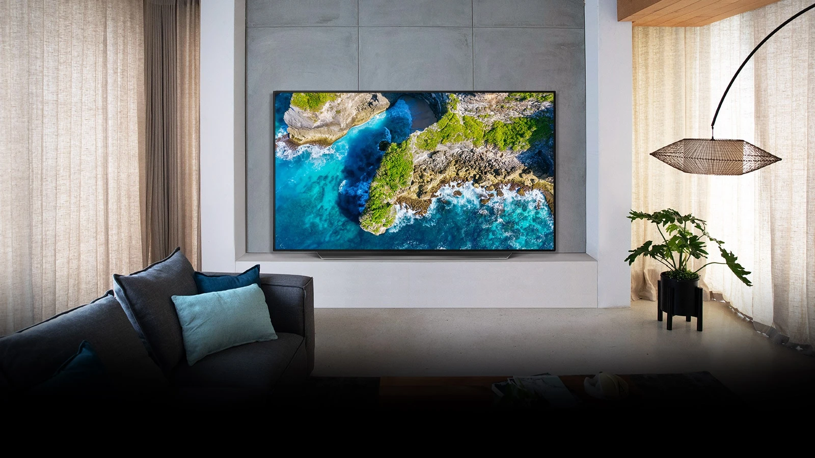 Télévision montrant une vue aérienne de la nature dans une maison luxueuse