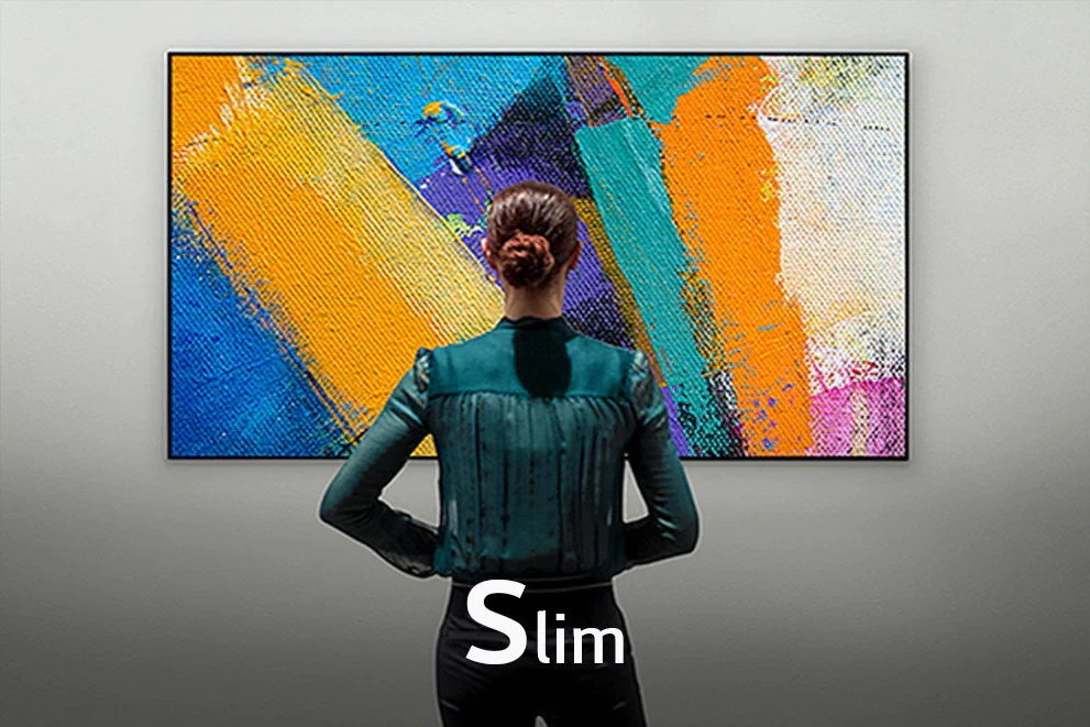 Une vue arrière d’une femme qui regarde le téléviseur Gallery Design, étiquetée « Fin »
